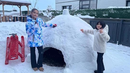 Yağışı eğlenceye dönüştüren çocuklar, kardan ev yaptı
