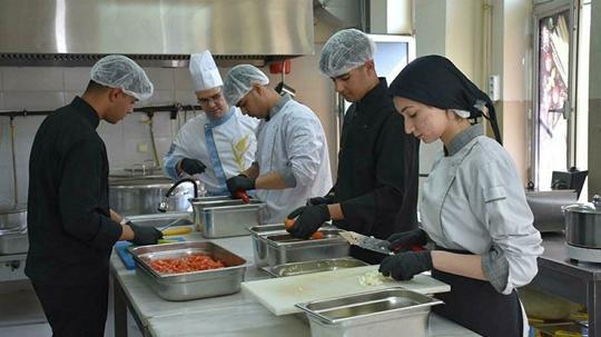 Okulun kazanı iftarda tarım işçileri için kaynadı