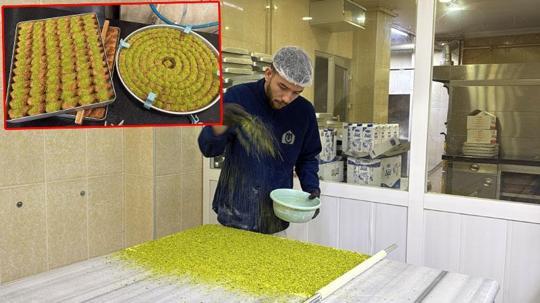 Tatlıcılarda ramazan mesaisi; iftar sofralarına baklava yetiştirmek için 12 saat çalışıyorlar