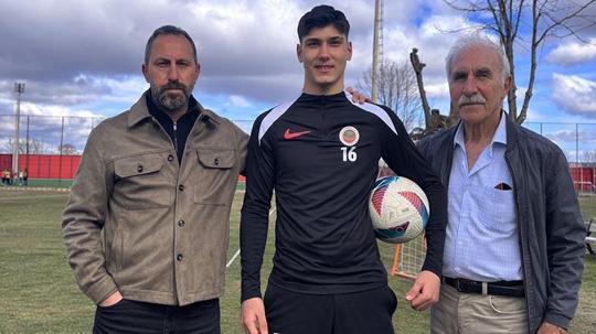 Gençlerbirliği'nin 15 yaşındaki futbolcusu Ayaz, ailesinin futbolculuk geleneğini devam ettiriyor