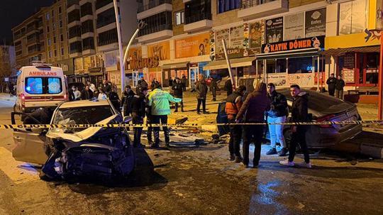 Tunceli’de iki otomobil kafa kafaya çarpıştı: 4 yaralı