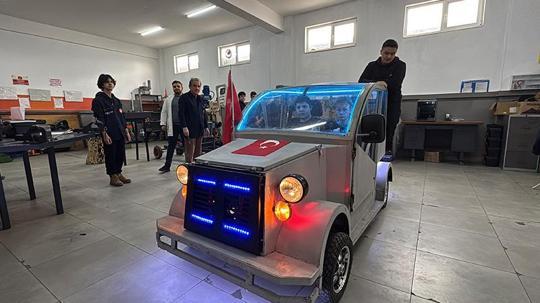 Lise öğrencileri geri dönüşüm malzemeleri ile araç üretti