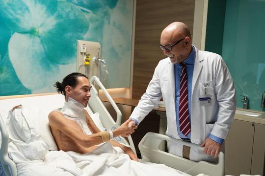 Kazakistanlı Abdrakhmanov’un boynundaki tümör Türkiye’de çıkarıldı