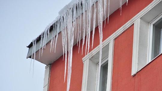 Kars’ta çatılardaki buz sarkıtları tehlike oluşturuyor