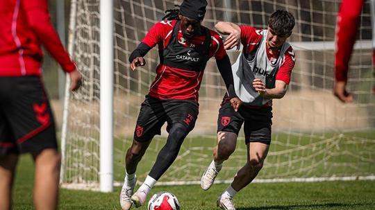 Samsunspor, Fenerbahçe maçı için Antalya’da hazırlıklarına devam ediyor