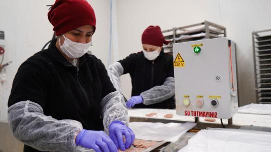 Sanayide kadın gücü; hem üretiyorlar hem de aile ekonomisine katkı sağlıyorlar