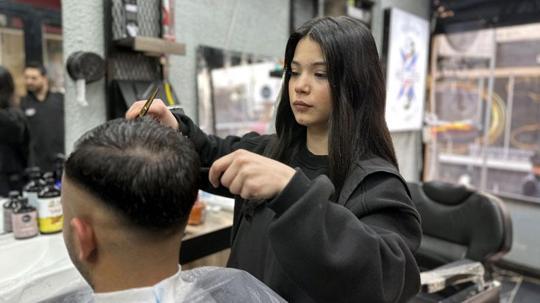 Erkek berberin çırağı Sırma, kendi dükkanını açmak istiyor