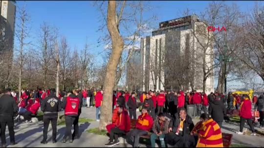Galatasaraylı taraftarlar Beşiktaş derbisine gitmek üzere Gezi Parkı'nda toplandı