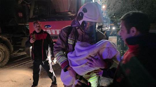 Hatay'da 5 katlı binada çıkan yangın korkuttu: 3 kişi dumandan etkilendi