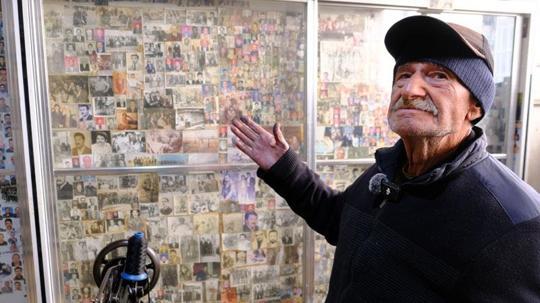 'Boyacı Hasgül' müşterilerden topladığı binlerce fotoğrafla ilçenin hafızası oldu