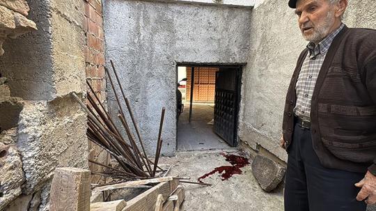 Babasının çatıdan attığı inşaat demiri başına isabet etti