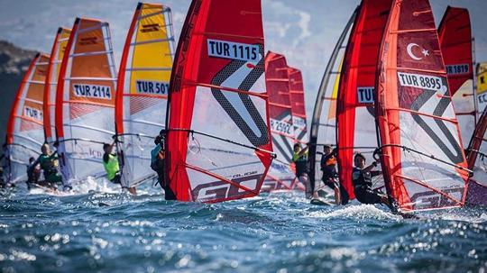 Foça'da sörf rüzgarı milli forma için esti