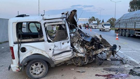 İstinat duvarına çarpan hafif ticari aracın sürücüsü ağır yaralandı