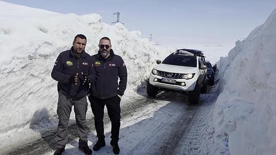 Öğrencilere yardım için kar tünellerini aştılar