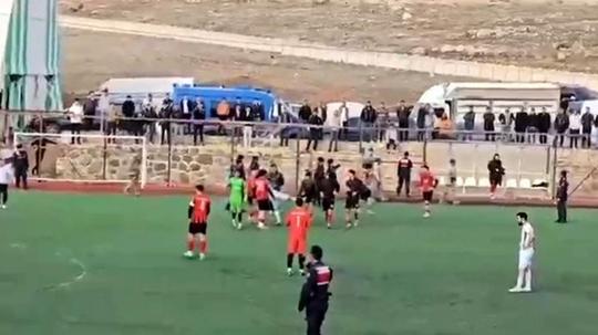 Afyon'da amatör maç sonrası saha karıştı