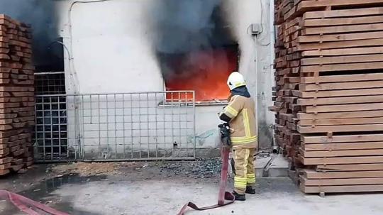 Kereste deposundaki yangını söndürmeye çalışırken yaralandı