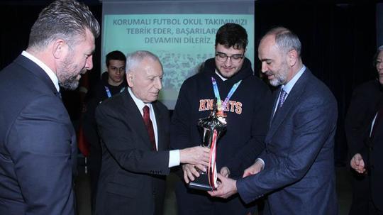‘Üniversitelerarası Korumalı Futbol’da şampiyonlara kupaları verildi