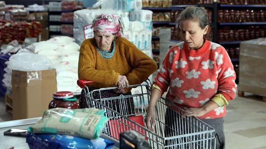 Hurdacı kadın, belediyeden aldığı gıda destek kartını Gazze’ye bağışladı