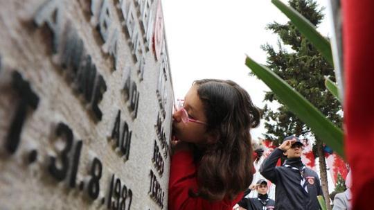 Elif, hiç görmediği şehit dayısının fotoğrafını öpüp, defalarca okşadı