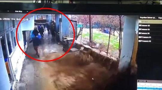 Sağanak sonrası muhtarlık ofisini su bastı; kaçış anı kamerada