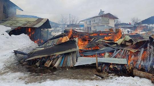 Artvin’de yangın: 1 ev, 2 ahır ve 1 ambar küle döndü