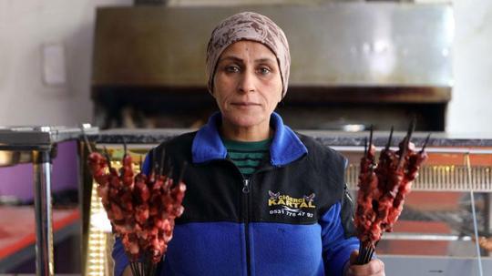 Ev kadınıydı bölgenin ‘kebapçı ablası’ oldu