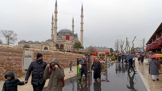 Tarih kenti Edirne’ye, bayramda yağmura rağmen ziyaretçi akını