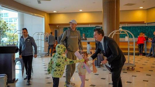 Marmaris'te turistler çiçeklerle karşılaşılandı