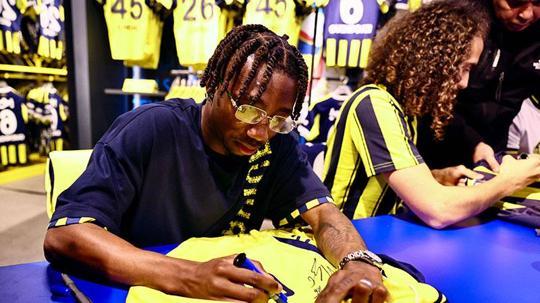 Guendouzi, Cherif ve Nene imza gününde taraftarlarla buluştu