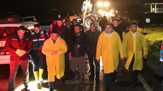 Şanlıurfa'da dere taştı; su altında kalan evdeki 10 kişilik aile kurtarıldı