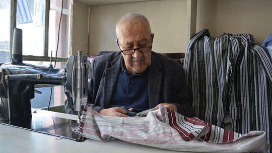 Yaşar usta, 12 metrekarelik dükkanında nostaljik çizgili pijamaları 60 yıldır üretiyor