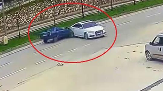 El freni çekilmediği için hareket eden otomobile başka otomobil çarptı