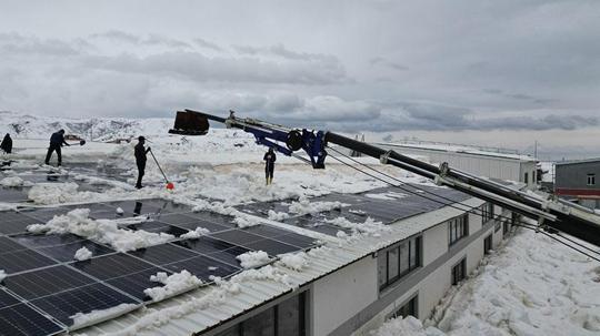 Bitlis'te işletmelerin çatılarında vinçle kar temizliği