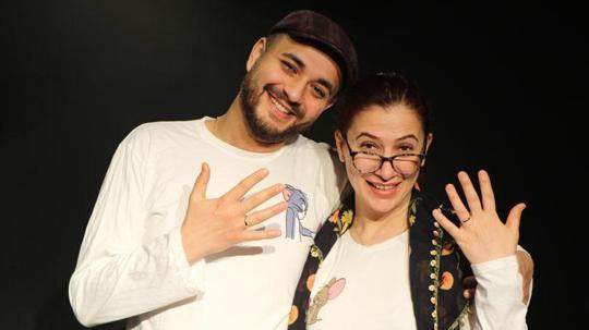 Nişanlarında tiyatro gösterisi yaptılar; 40 yıl sonraki hallerini canlandırdılar