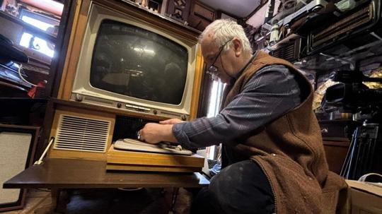 'Nostalji doktoru', 40 yıldır tamirini yaptığı antika radyolara yeniden ses veriyor