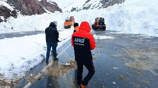 Çığ nedeniyle ulaşıma kapanan Van-Hakkari kara yolu açıldı