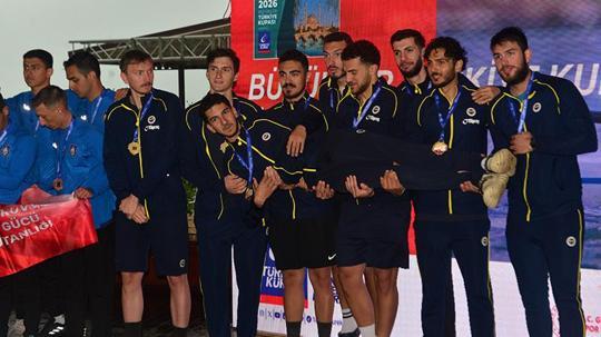 Fenerbahçe, Büyükler Türkiye Kupası Kürek Yarışları'nda kadın ve erkeklerde birinci oldu