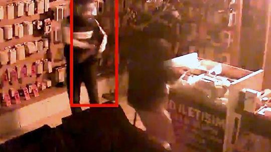 Kaldırım taşıyla kırdıkları vitrinlerdeki cep telefonu ve elektronik ürünleri çaldılar