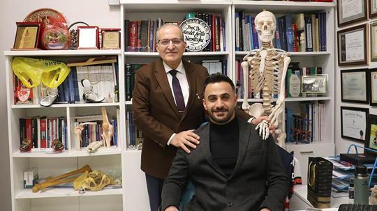 Ameliyatını yapan doktorun ilgisinden etkilenip aynı mesleği seçti, 20 yıl sonra buluştu