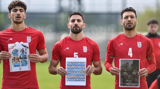 FIFA Başkanı Infantıno’nun izlediği maçta, İran Milli Takımı sahaya öldürülen çocukların fotoğraflarıyla çıktı