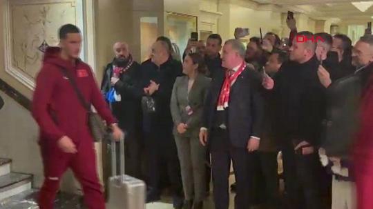 Bakan Bak ve Hakan Safi, A Milli Futbol Takımı’nı uğurladı