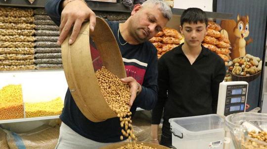 Çırak bulamayan leblebiciler, mesleği çocuklarıyla yaşatmaya çalışıyor