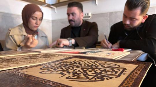 Camide atölye kurdu; ürettiği eserlerle öğrencilere destek oluyor