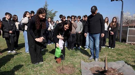 Yürüyen Köşk'ün simgesi olan çınardan elde edilen fide, Anıtkabir'de toprakla buluştu