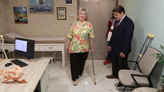 ‘Yürüyemezsin’ denilen Natalya, Türkiye’deki tedaviyle yürüyüşe çıktı