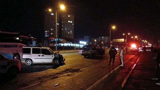 Seyir halindeyken arızalan minibüse hafif ticari araç çarptı: 6 yaralı