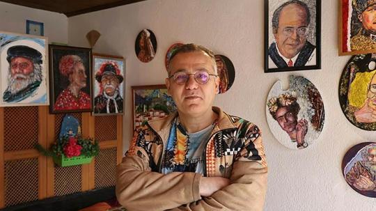 Tarihi semtte çay posasından portakal filesine, her şeyi esere dönüştürüyor