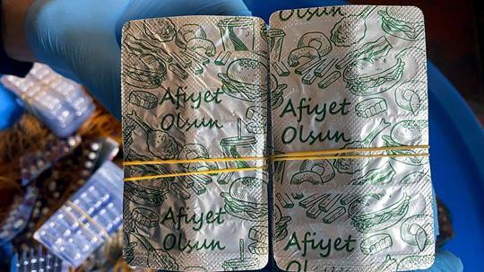 Uyuşturucu hapları kamufle etmek için, ‘Afiyet olsun’ yazılı folyoyla paketlemişler
