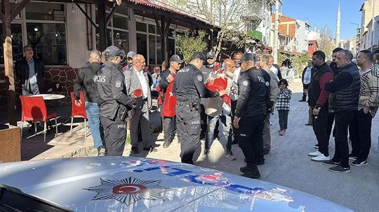 Kavga ihbarına giden polisler Türk bayrağı ve çiçeklerle karşılandı