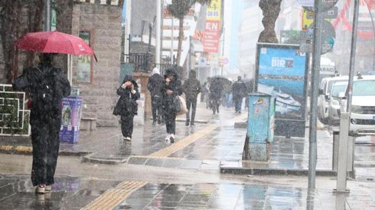 Van'da nisan karı; 11 yerleşim yeri ulaşıma kapandı